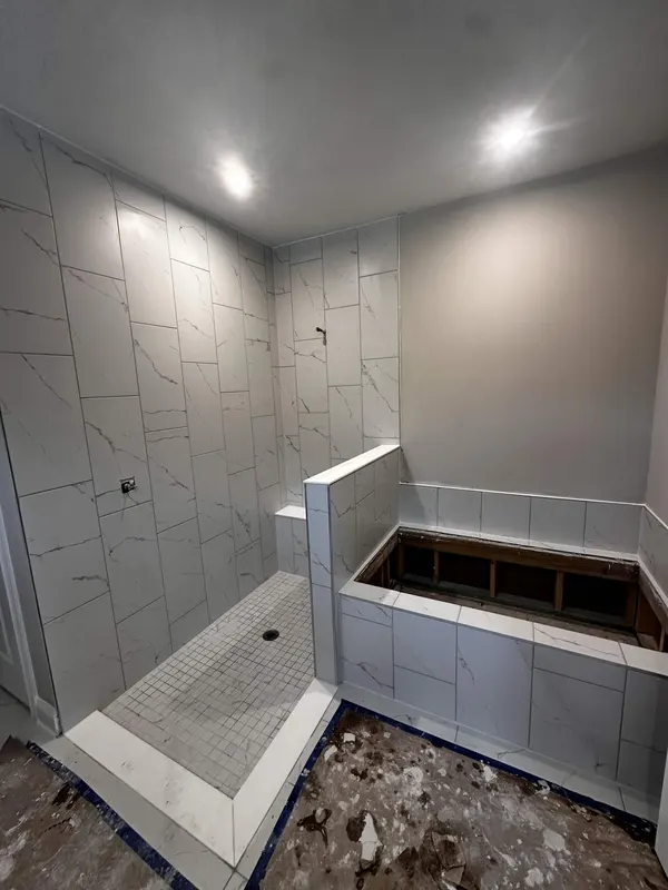 Modern Walk-in by KR Flooring